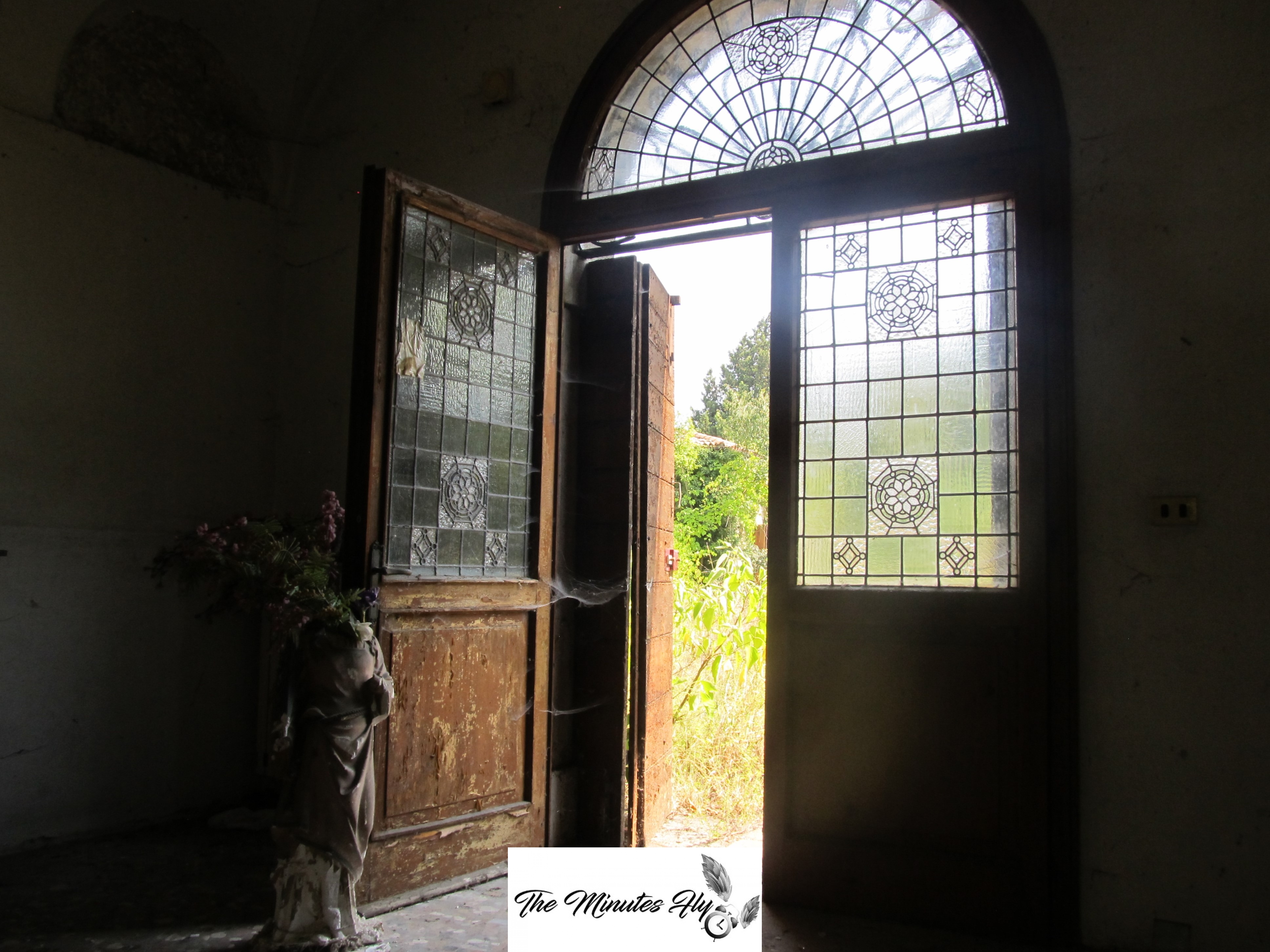 urbex - into the dark - urbex - the minutes fly