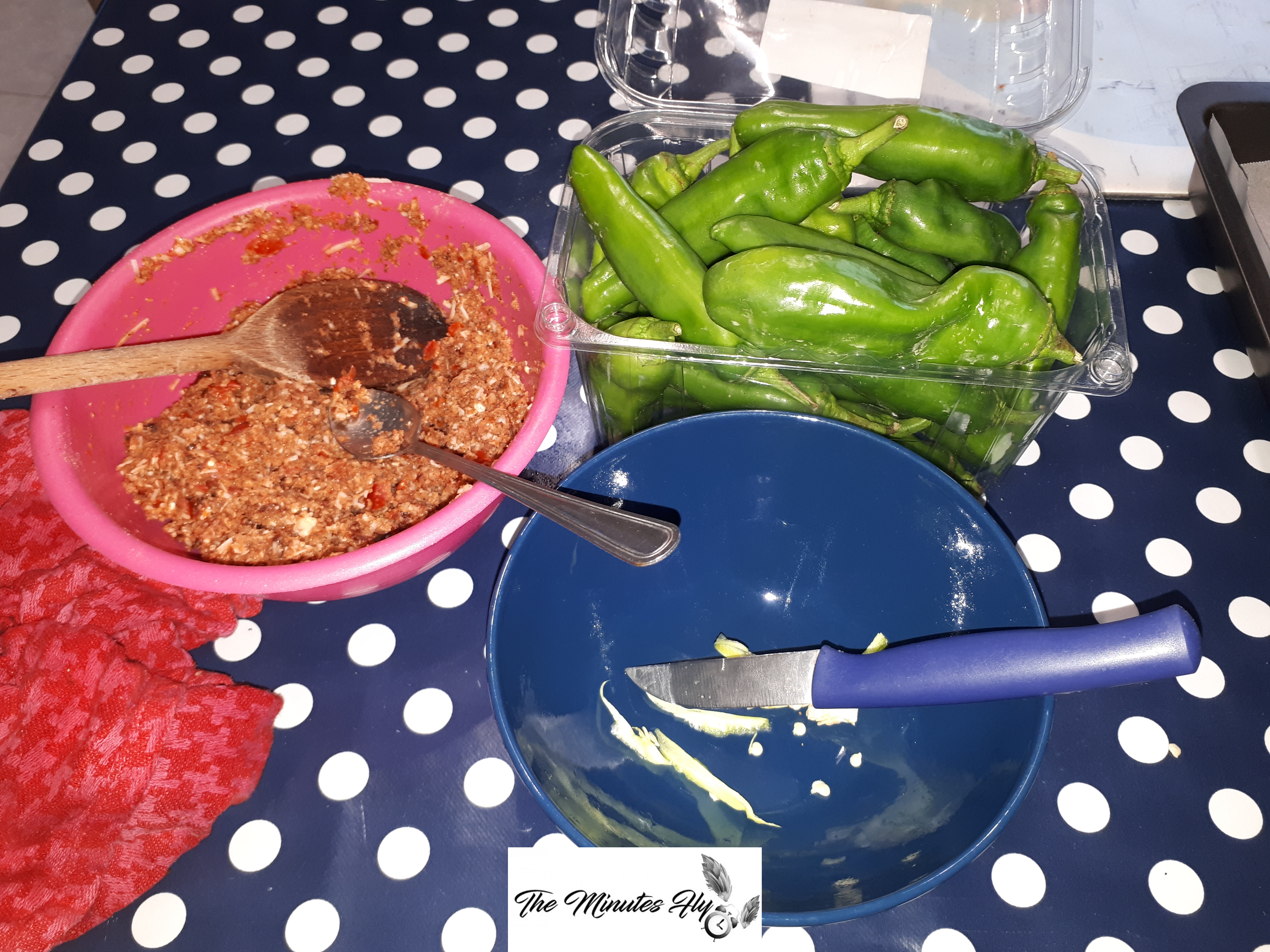 friggitelli ripieni ai due pomodori - ricetta svuota frigo - the minutes fly