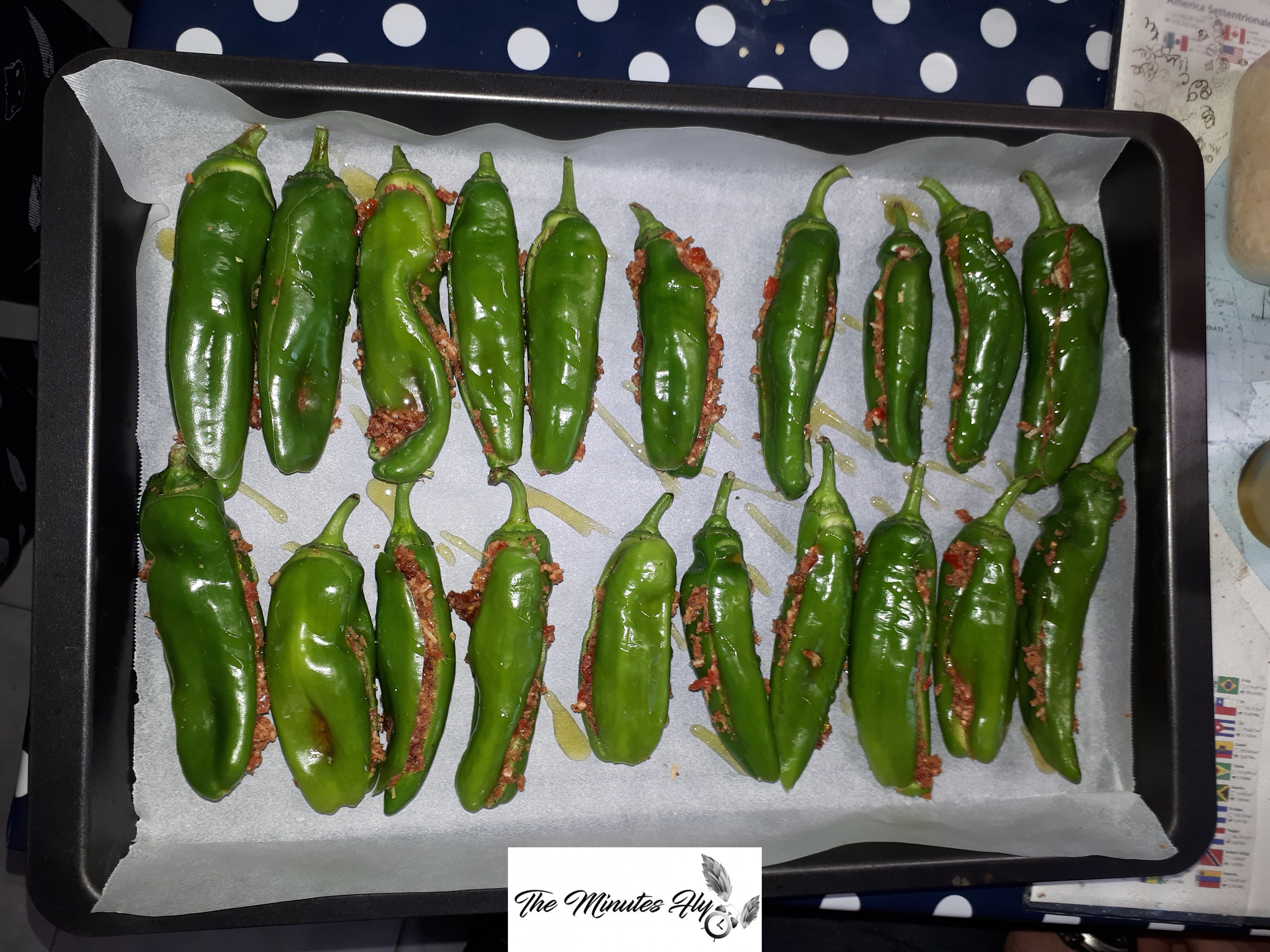 friggitelli ripieni ai due pomodori - ricetta svuota frigo - the minutes fly