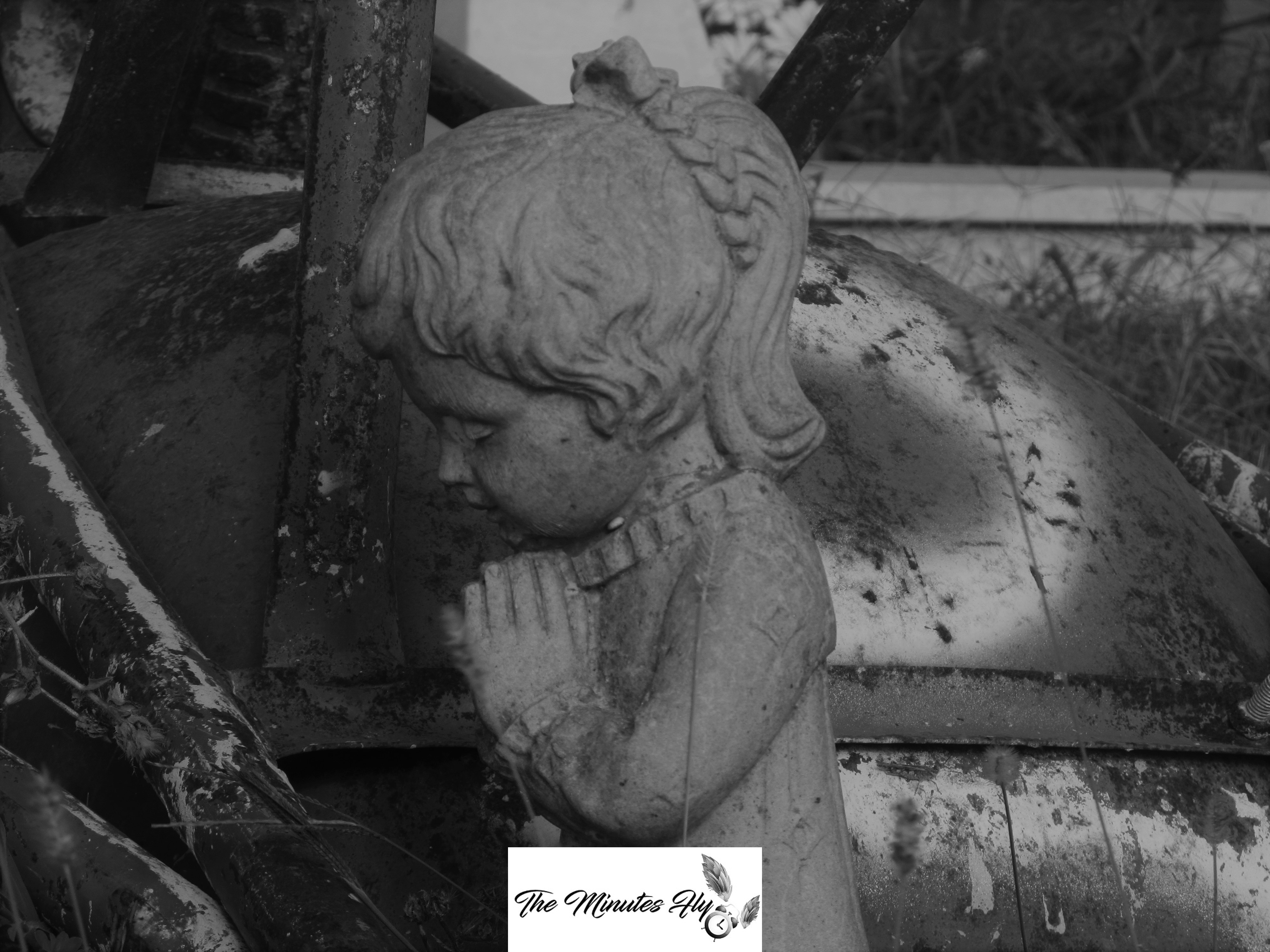 BAMBINA CON MANI GIUNTE cimiteri abbandonati - urbex - the minutes fly