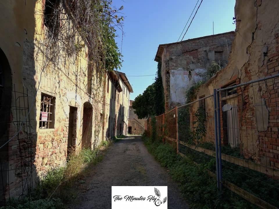toiano - un addobbo natalizio - una pallina per toiano - paese fantasma - the minutes fly