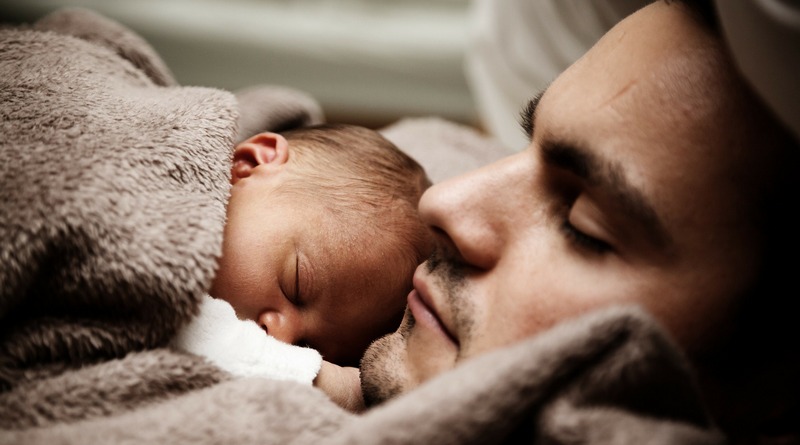 ruolo del papà - festa del papà - bambino dorme