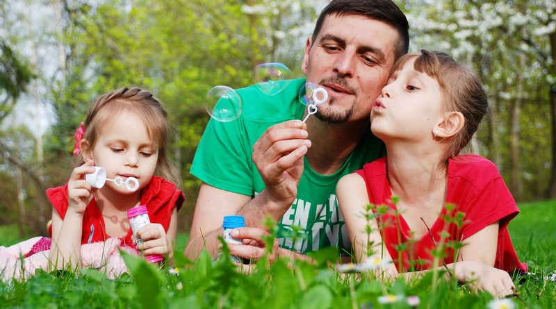 origini - tradizioni - curiosità - idee regalo - the minutes fly - web magazine - bambine - bolle - padre