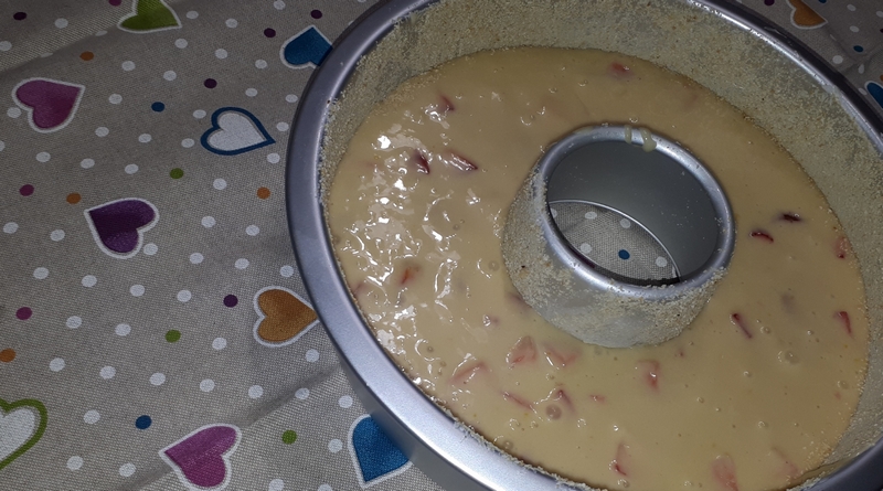 ciambella allo yogurt e fragole fresche - the minutes fly - web magazine ciambella allo yogurt e fragole fresche - the minutes fly - web magazine