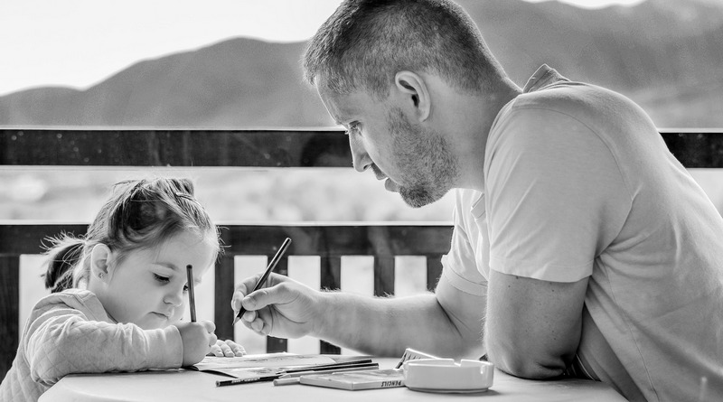 origini - tradizioni - curiosità - idee regalo - the minutes fly - web magazine - padre che aiuta a fare i compiti - educazione