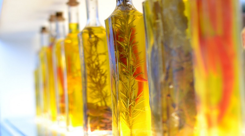 olio di oliva aromatizzato 5 varianti - the minutes fly - web magazine - food - cucina olio e rosmarino aromatizzato - 5 varianti - the minutes fly - web magazine - food - cucina