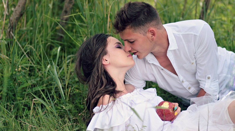 IL BACIO: STORIA DI SENTIMENTI E POESIA the minutes fly